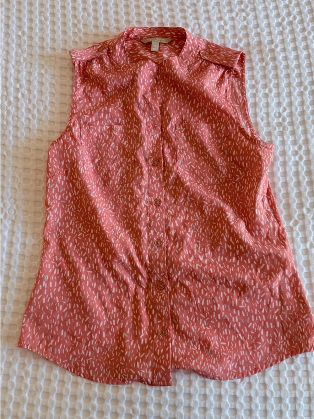 Banana Republic Coral Sleeveless Button-Down Blouse with White Dash Print